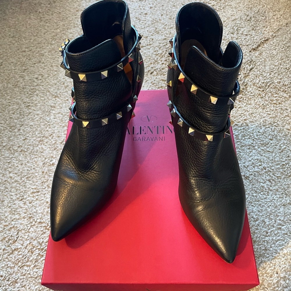 VALENTINO GARAVANI 'Rockstud' Pointy Toe Calfskin Leather Bootie 40.5